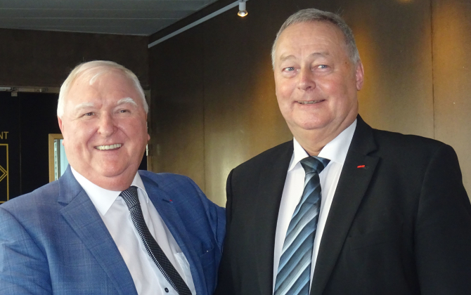 Le Morbihannais Jean-Pierre Rivery (à droite), nouveau président de la CCI Bretagne, félicité par son prédécesseur, Jean-François Garrec.