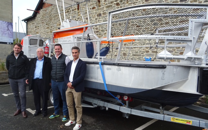 Le bateau a été remis à Thierry Troesch (deuxième à gauche), président de la CCI, en présence de Jean Lemaitre (à gauche), responsable du développement du groupe et des projets du Groupe Rose, Nicolas Rault, DG du Groupe Vert, et Benjamin Lerondeau, directeur opérationnel d’Efinor.