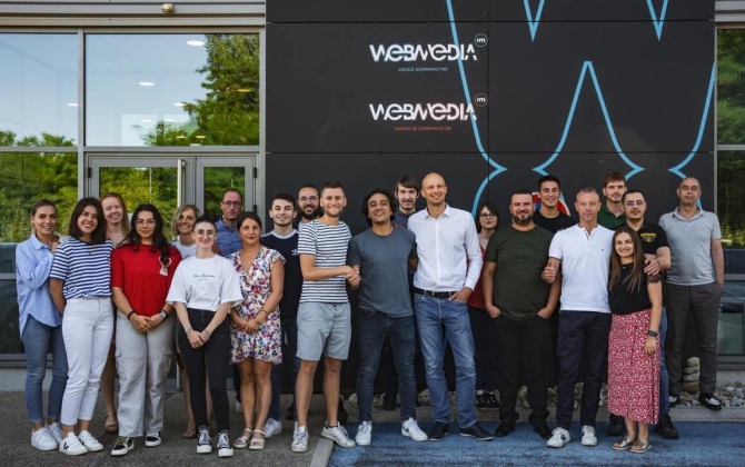L’équipe Web Media RM entourant Nicolas Nabhan, dirigeant du groupe SRA et Julien Dereumaux, dirigeant de Pilot’in et nouvel associé de SRA