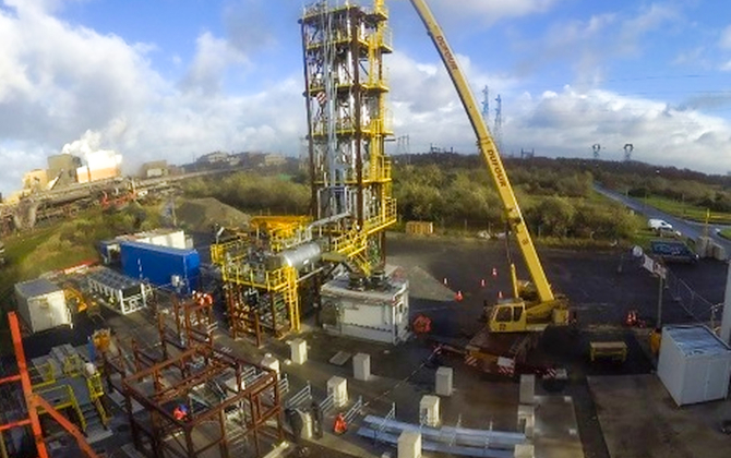 L’unité pilote de captage de CO2 est implantée au sein d’une tour de 22 mètres sur le site d’ArcelorMittal à Dunkerque.