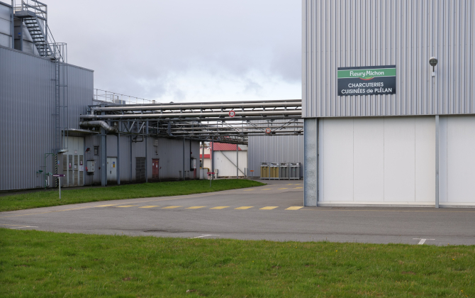 L’usine Fleury Michon de Plélan-le-Grand, en Ille-et-Vilaine, est spécialisée dans la production de fleuron de canard, haché jambon et demi-jambonneau.