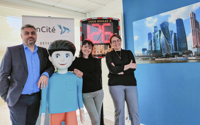Michaël Gandrieau, Lauriane Chassigneux et Emmanuelle Landru, de l'entreprise Élan Cité qui fabrique notamment des radars pédagogiques et des figurines de signalisation, et qui les exporte dans 50 pays.