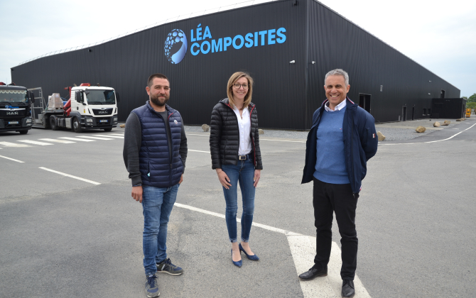 Nicolas Roman et Philippe Pasquier, les deux codirigeants du groupe Léa Composites, aux côtés de la directrice du site de La Gravelle, Jessica Jagline.