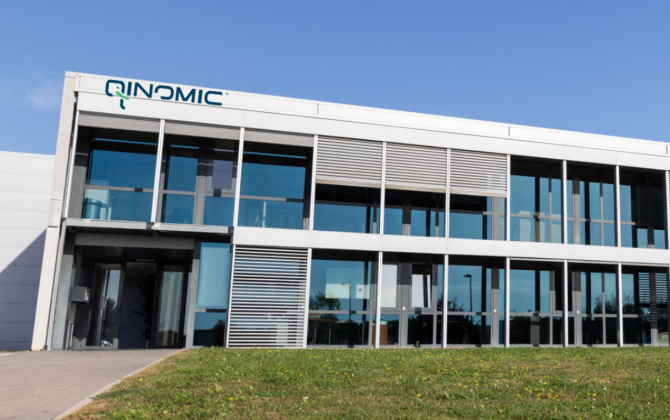 Qinomic a son siège social près d’Aix-en-Provence et dispose aussi d’un site secondaire à Dieppe en Normandie.