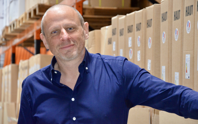 Richard Barbett co dirige Aluminor, fabricant de luminaires d’intérieur à Contes, près de Nice.