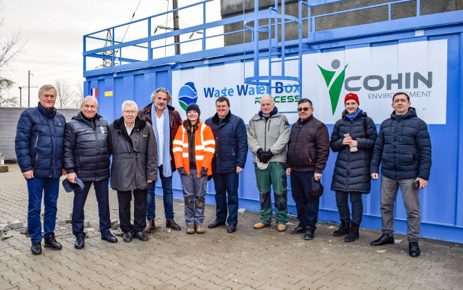 Sébastien Cohin, PDG de Cohin Environnement, s’est rendu, avec une ingénieure de la société, en Ukraine pour livre une Waste Water Boxe destiné à traiter les eaux usées de la ville de Khoust.