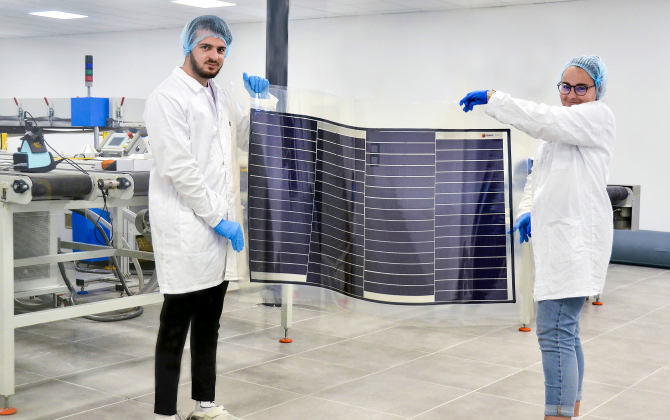 Solar Cloth fabrique ses tissus solaires brevetés, flexibles et incassables, dans son unité de production de Mandelieu, près de Cannes.