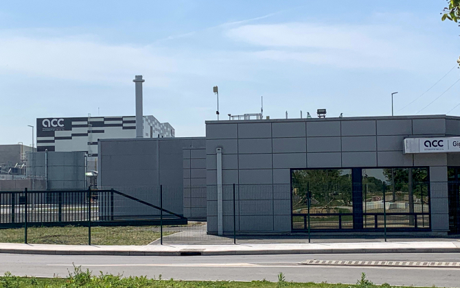 Sortie de terre en moins de dix mois, la première gigafactory française de batteries électriques, portée par l'entreprise ACC, s'étend sur 61 000 m² au cœur du bassin minier.