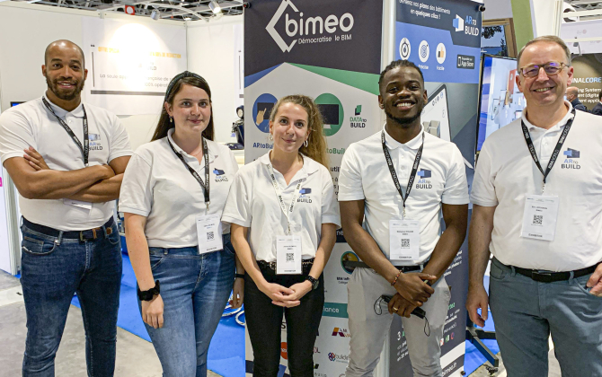 Une partie de l'équipe Bimeo au BIM World 2021, à Paris. La start-up rennaise a fait passer ses effectifs de 3 à 11 en un an et demi.