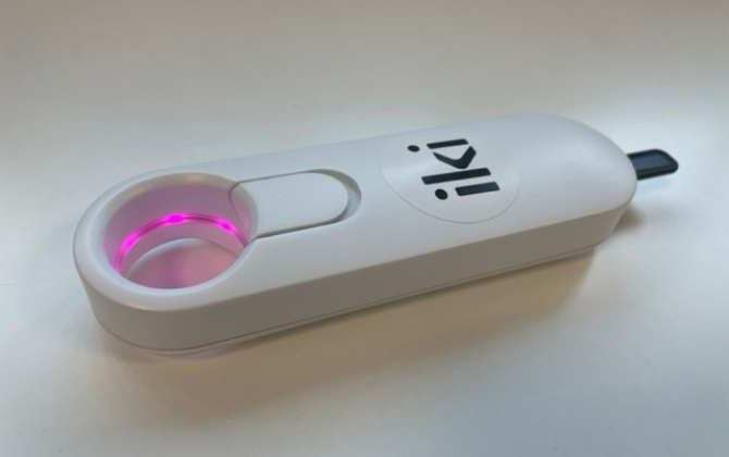 Uriki, la solution développée par la start-up toulousaine Iki, est un dispositif connecté permettant de réaliser à domicile des analyses urinaires.