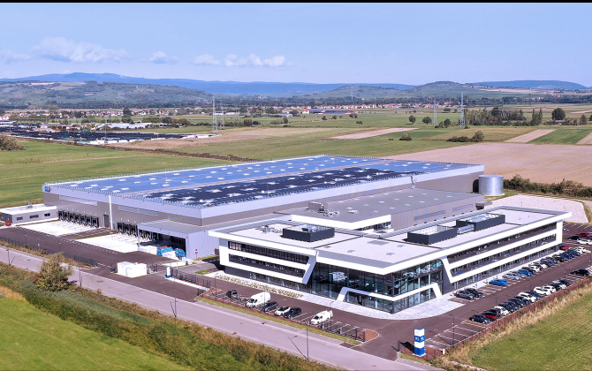 La centrale photovoltaïque équipant le toit du nouveau centre logistique devrait permettre de couvrir un tiers des besoins en électricité du site.