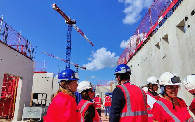 Nouveau CHU de Nantes, équipe de Vinci Construction. 100 % du béton mis en œuvre sur ce chantier sera bas carbone.