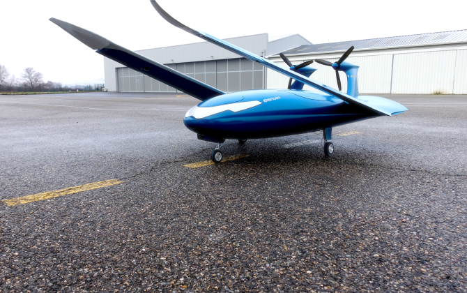 Eenuee entend révolutionner le transport aérien régional avec son aéronef 100 % électrique. Sur la photo, le démonstrateur de la start-up stéphanoise avec les ailes repliées.