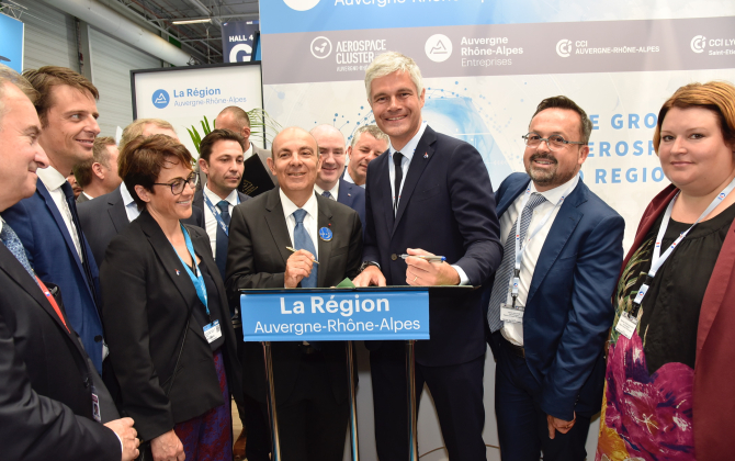 Eric Trappier, PDG de Dassault Aviation et Laurent Wauquiez, président du conseil régional d’Auvergne-Rhône-Alpes lors de la signature du protocole d’accord Aeroprint au Salon du Bourget 2019.