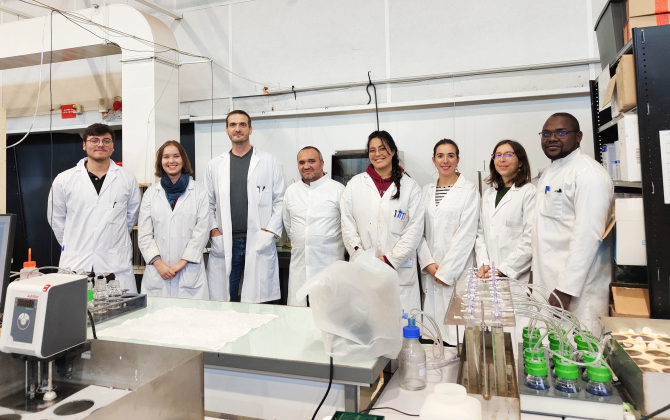 L’équipe d’Athéna dans le laboratoire de l’IMT Atlantique.