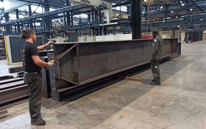 Manipulation de charpente métallique à l’intérieur de la nouvelle usine de GH à Clisson.