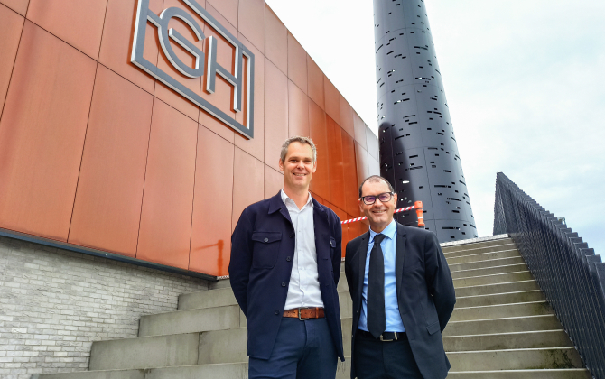 Matthieu Martin et Stéphane Kratzeisen, les directeurs généraux de GH et Soprema entreprises, devant Le Grand H à Clisson.