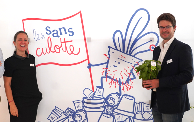 Sandra Sigault, responsable marketing et commercial et Julien Perreve-Genet, directeur général de FERTIL, à l’occasion de la présentation de la nouvelle marque "Les Sans Culotte" lors du salon Vegetal Connect 2023.