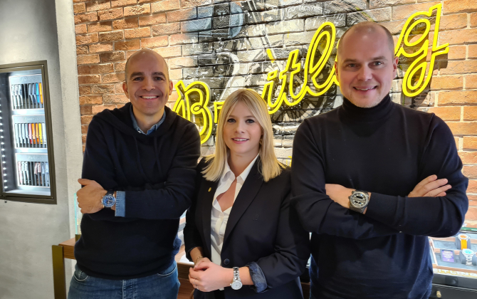 Le directeur général de Breitling Europe du Sud, Édouard d’Arbaumont (à gauche) et Édouard Genton, le dirigeant du groupe éponyme, encadre la responsable de la boutique Breitling de Metz, Manon Godart.