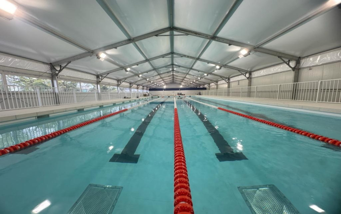 Weeloc déploie depuis 2020 une offre de bassins mobiles pour l’apprentissage de la nage, installés sous chapiteaux, comme ici à Châtenay-Malabry (Hauts-de-Seine).
