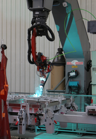 ETT conçoit, usine et commercialise l'ensemble de ses produits depuis son siège de Ploudalmézeau. Ici, un robot soudeur dernier cri lors de la fabrication d'un coffre en aluminium.