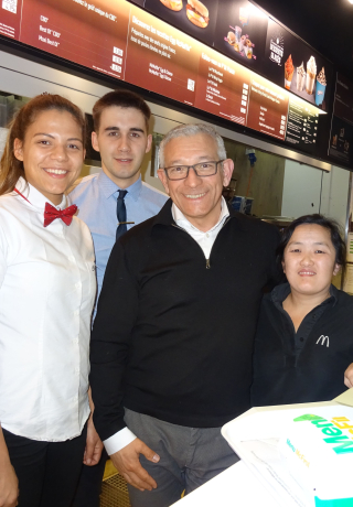 Mario Piromalli, entouré de salariés du McDonald's Colombia de Rennes.