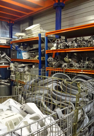 Les pièces démontées d'appareils électroménagers dans l'atelier de recyclage d'Envie 35, à Rennes.