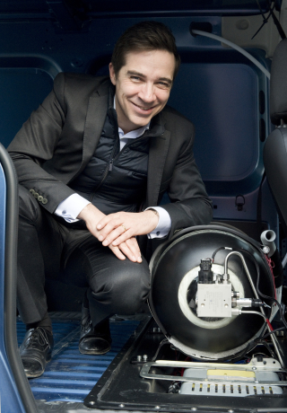 Bertrand Joubert, directeur produit et innovation chez Symbio à côté d'un kit de pile à hydrogène.