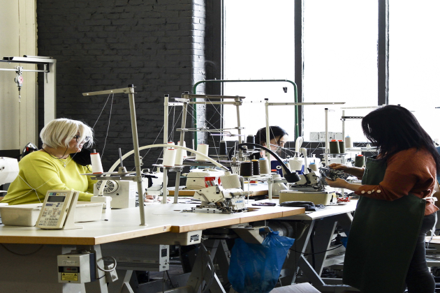 Le Plateau Fertile, tiers-lieu de production textile situé à Roubaix, fait se connecter les grands groupes et de petits créateurs, pour l’élaboration de petites séries upcyclées.