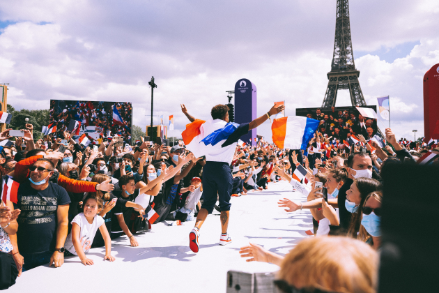 Cérémonie de passation entre les JO de Tokyo et de Paris, au Trocadéro, en août 2021.