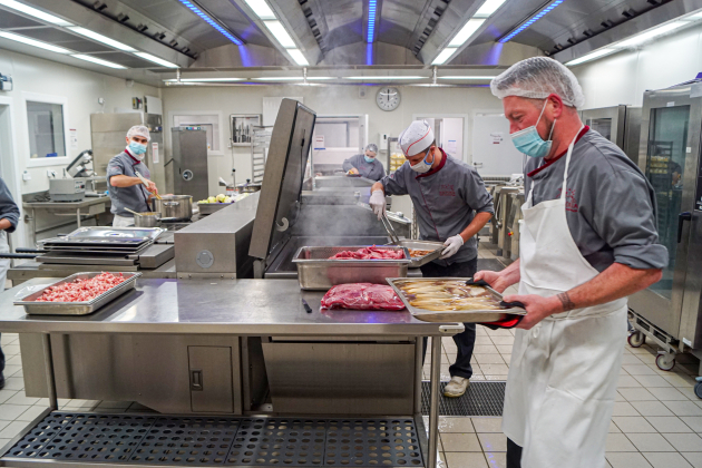 L’entreprise Restoria, présente dans 17 départements. confectionne 65 000 repas par jour en période scolaire.