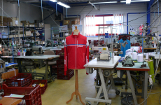 La veste rouge que porteront les moniteurs de ski nordique de l'ESF sort des ateliers vendéens de Creasport.