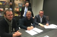 De gauche à droite, Franky Renaud et Jean-Pierre Renaud représentant la société Ren'Bocc ont signé un accord de partenariat avec Jean-Louis Roger, directeur industriel d'Europe Snacks. En arrière-plan Nicolas Eymeoud, directeur général d'Europe Snacks.