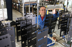 Marquage de plaques en métal au sein du site de production de Martin Technologies à Lézigné, dans le Maine-et-Loire.