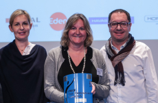 Lina Poizeau, directrice du capital humain de Mediaveille, Isabelle Cottrel, responsable de la formation et Olivier Méril, PDG, reçoivent un Prix des ressources humaines Grand Ouest 2018. 