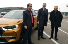 Bruno Le Maire (au centre), ministre de l'Economie, en visite à l'usine PSA de Mulhouse le 23 février 2018, en compagnie du président du groupe Carlos Tavares.