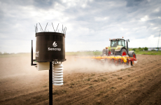 Installées dans les parcelles, les stations connectées de Sencrop permettent aux agriculteurs de mieux suivre les conditions météo dans leurs champs, et les aident dans la prise de décision. 