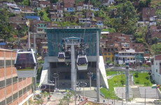Télécabine urbain construit par Poma à Medellin, en Colombie.