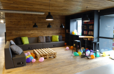 Canapés, palettes en guise de table basse et ballons de baudruche pour la salle de créativité de TGS France. Un cabinet de conseil qui se prend pour une start-up.