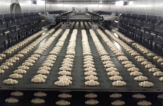 Fabrication industrielle de croissants.