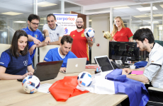 L'équipe de Corporico (plate-forme de pronostics sportifs) au travail et en maillot de football.