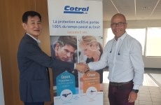  Moon Young Huh (Président de OTOS Tech)  et Laurent Capellari (PDG du groupe Cotral) au siège de Cotral à Condé-sur-Noireau en Normandie