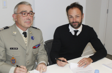 Pascal Legros (à dr.) débute son mandat par la signature d’une convention de soutien à la politique de réserve militaire entre le Ministère des armées représenté par le Colonel Thierry Noulens, délégué militaire départemental.
