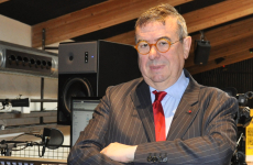 Denis Mollat, dirigeant de la librairie éponyme, dans le studio d'enregistrement de Station Ausone, sa salle de conférences.