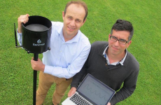 Martin Ducroquet et Michael Bruniaux ont lancé Sencrop en 2016. Depuis, leurs stations météo connectées ont trouvé 5000 utilisateurs parmi les agriculteurs français et européens. 