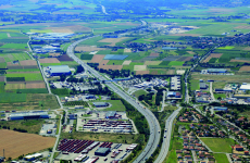 Vue aérienne du parc d'activité Axe 7 Sud Lyon, le long de l'autoroute A7, à Chabas dans la Drôme.