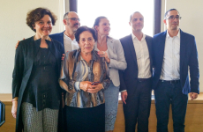 Séverine Sigrist, au centre, et le professeur Chebath, directrice du laboratoire de recherche de Kadimastem, entourées de membres de Kadimastem, de BioValley et de l'Adira, lors de la signature de l'accord de collaboration en avril 2018.