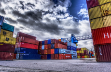 Containers dans un port sous un ciel nuageux.