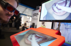 De plus en plus de dentistes se forment grâce à la réalité virtuelle, notamment sur les simulateurs que le mayennais HRV livre aux quatre coins du monde.