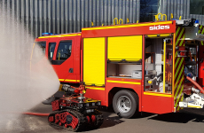 Le robot Colossus en action devant un véhicule anti-incendie conçu par Sidès. 